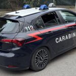 Col forcone per le vie di Camporotondo di Fiastrone colpisce i passanti, arrestato dai carabinieri