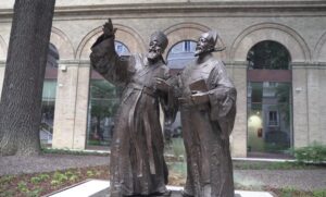 Inaugurato Largo Limadu a Macerata con le statue di Padre Matteo Ricci e Xu Guangqi
