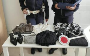 Ruba vestiti in un negozio del centro a Civitanova Marche, denunciata 25enne